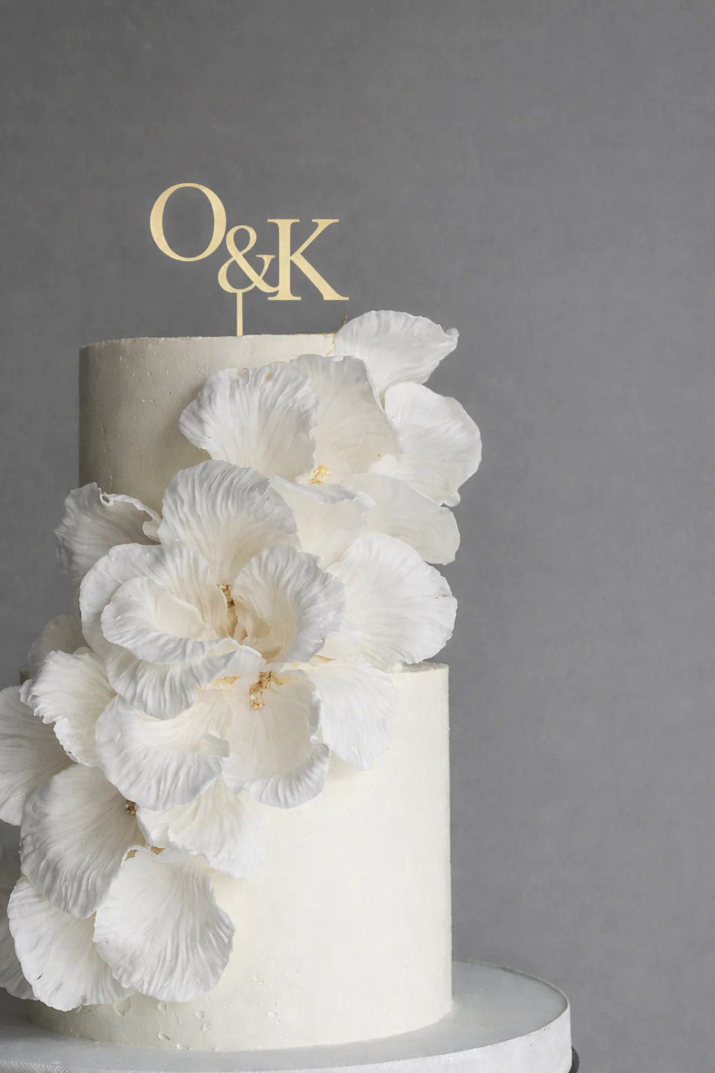 Белый свадебный торт с цветами