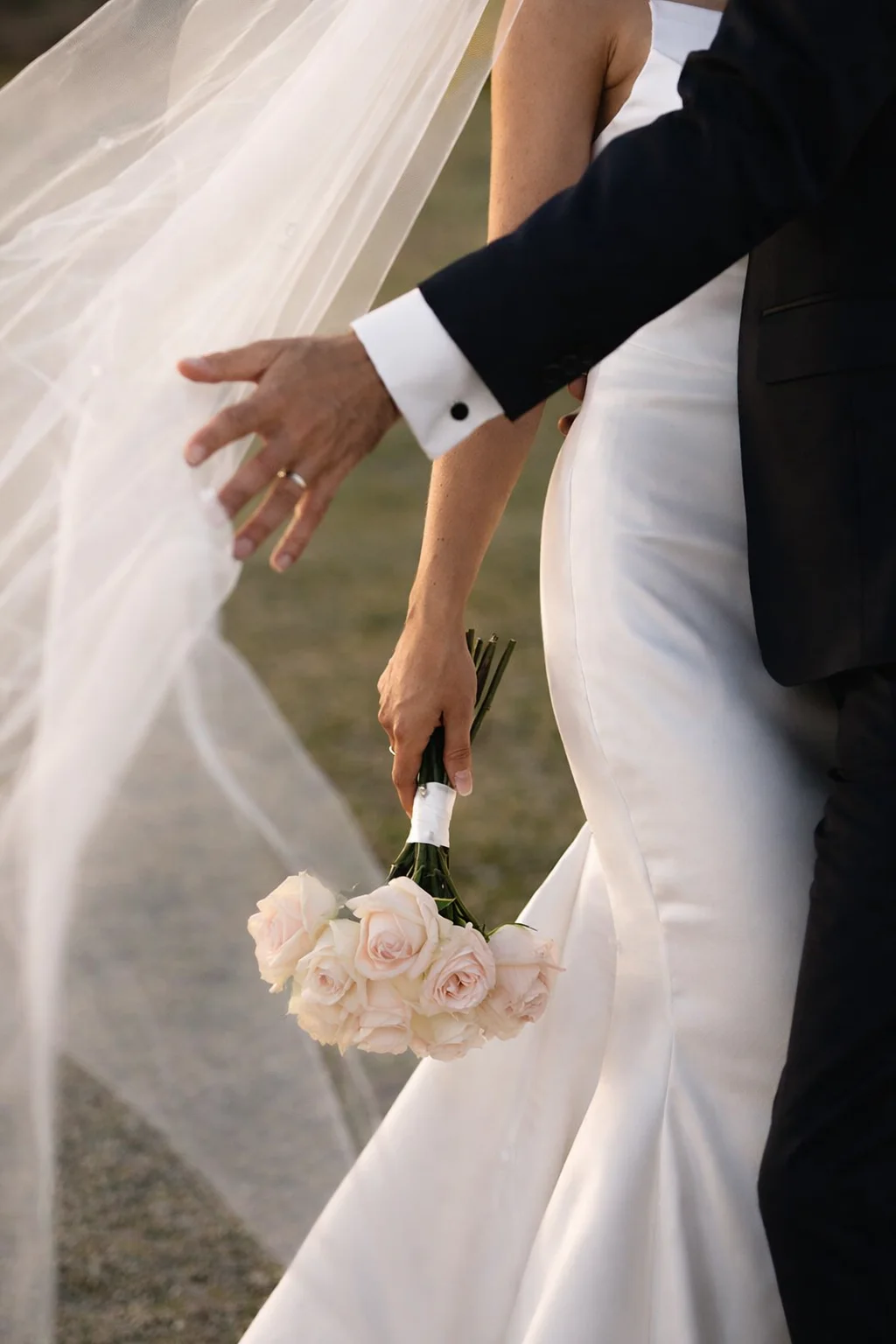 Невеста с белым свадебным букетом