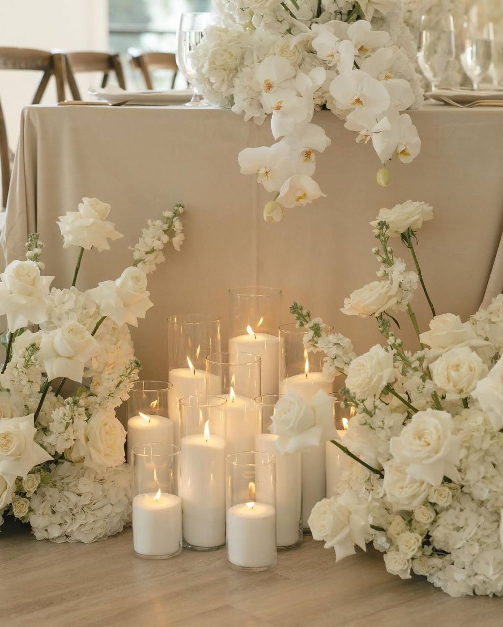 Белые цветы и свечи на свадебном столе